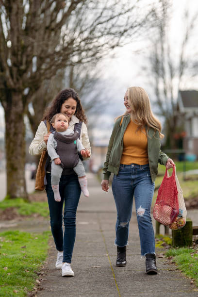 due donne a piedi con adorabile bambino - alternative health care foto e immagini stock