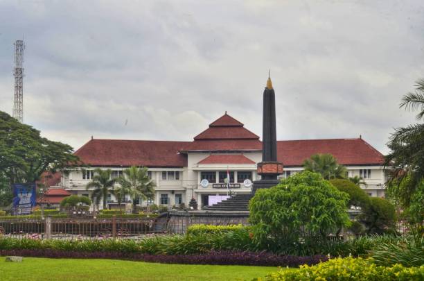 памятник маланг кучеквара - malang стоковые фото и изображения