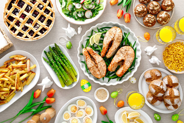 mesa festiva de páscoa com salmão, aspargos, salada, batata, muffins e torta de frutas - asparagus vegetable food fruit - fotografias e filmes do acervo