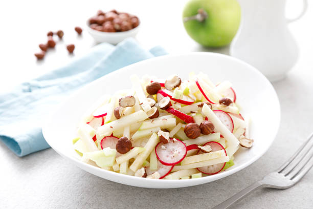 콜라비, 그린 사과, 무, 헤이즐넛을 곁들인 신선한 과일과 채소 샐러드 - kohlrabi 뉴스 사진 이미지