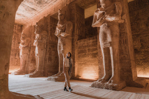 frau zu fuß in abu simbel tempel - abu simbel stock-fotos und bilder