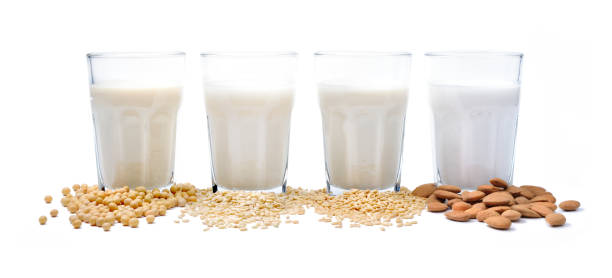 latte vegetale: latte di soia, latte di riso, latte d'avena, latte di mandorla isolato su sfondo bianco. - healthy eating juice vegetable juice vegetable foto e immagini stock