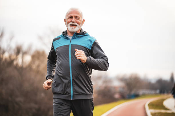 homme aîné actif - exercising running jogging healthy lifestyle photos et images de collection