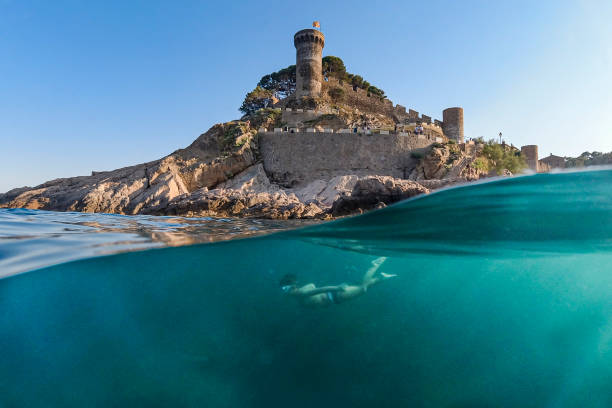 little boy snorkeling with a castle in the background - swimming child swimwear little boys imagens e fotografias de stock