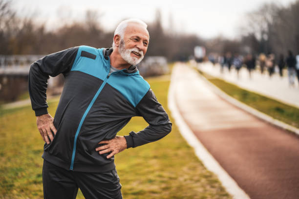 homem sênior ativo - people recreational pursuit exercising physical activity - fotografias e filmes do acervo