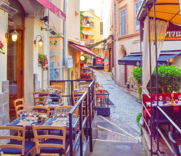 restaurantes en el casco antiguo, cannes, francia - city of nice france beach promenade des anglais fotografías e imágenes de stock