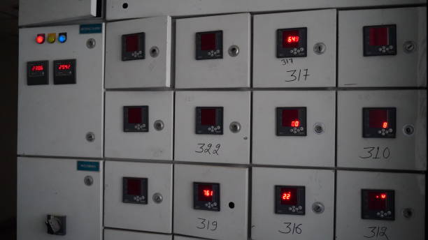 quadri elettrici, quadro elettrico residenziale presso la sottostazione della centrale elettrica. - circuit breaker foto e immagini stock