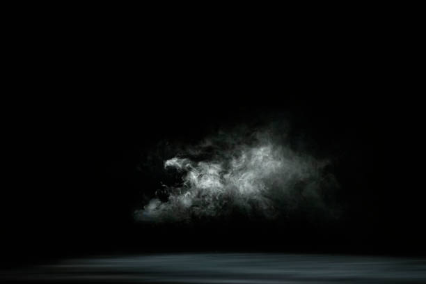 nuvole di fumo di ghiaccio bianco secco nebbia vuoto stadio strutturato. sfondo nero isolato. - smog foto e immagini stock