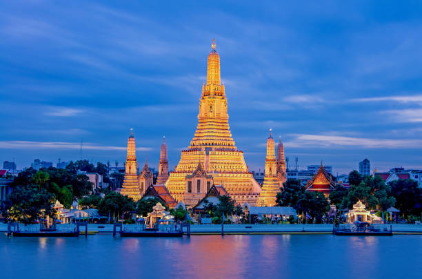 templo arun worawihan localizado no rio chao phraya, tailândia. à noite, a luz ilumina a bela água. - arun - fotografias e filmes do acervo