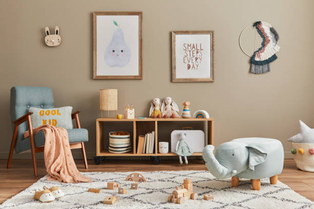 Cozy interior of child room with furniture, toys, mock up poster frame, decoration. Beige wall. elegante interior escandinavo para niños con juguetes, osito de peluche, juguetes de peluche para animales, sillón de menta, muebles, decoración y accesorios para niños. marcos de cartel de maqueta de madera marrón en la pared. plantilla