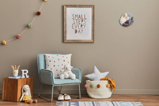 Cozy interior of child room with furniture, toys, mock up poster frame, decoration. Beige wall. acogedor interior de habitación para niños con sillón de menta, marco de cartel de maqueta marrón, juguetes, osito de peluche, peluche animal, decoración y bolas de colores de algodón colgante. pared beige. espacio cálido para niños. plantilla.