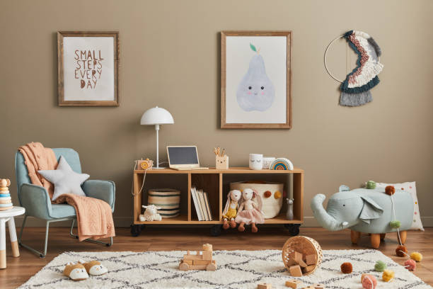 elegante interior escandinavo para niños con juguetes, osito de peluche, juguetes de peluche para animales, sillón de menta, muebles, decoración y accesorios para niños. marcos de cartel de maqueta de madera marrón en la pared. plantilla - dormitorio habitación fotografías e imágenes de stock