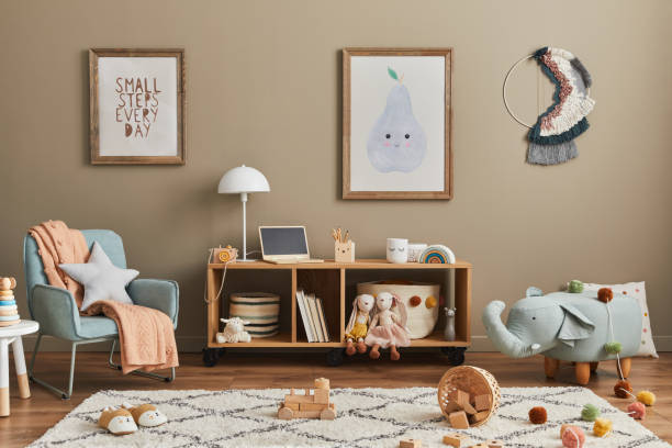 장난감, 테디 베어, 봉제 동물 장난감, 민트 안락 의자, 가구, 장식 및 어린이 액세서리가있는 세련된 스칸디나비아 어린이 방 인테리어. 벽에 갈색 나무 모의 포스터 프레임을 조롱. 템플릿 - 아기방 뉴스 사진 이미지