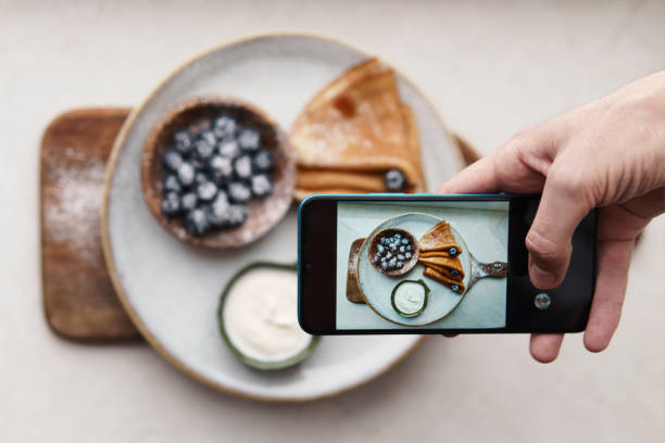 mani che scattano foto su smartphone. - food photography foto e immagini stock