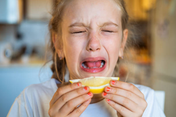 jedzenie cytryny - lemon sour taste biting eating zdjęcia i obrazy z banku zdjęć