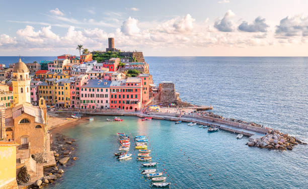 vue sur vernazza et le château de doria en journée ensoleillée, vernazza. cinque terre, italie - ligurian sea photos et images de collection