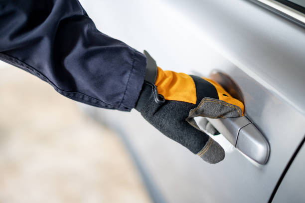 auto mechanic hand with glove holding car door handle - car car door green part of imagens e fotografias de stock