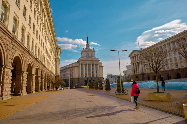 budynki rządowe i stara siedziba bułgarskiej partii komunistycznej w sofii ze słonecznym dniem. - former famous place east architecture zdjęcia i obrazy z banku zdjęć