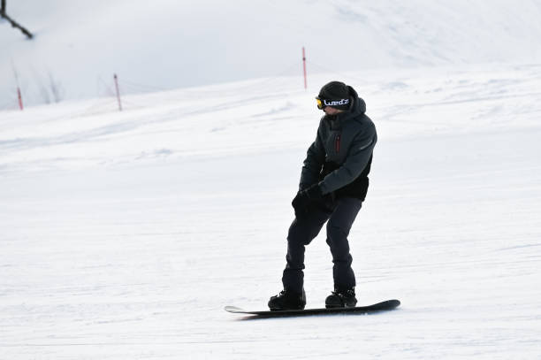 esquiador bajando por la montaña - alp descent fotografías e imágenes de stock