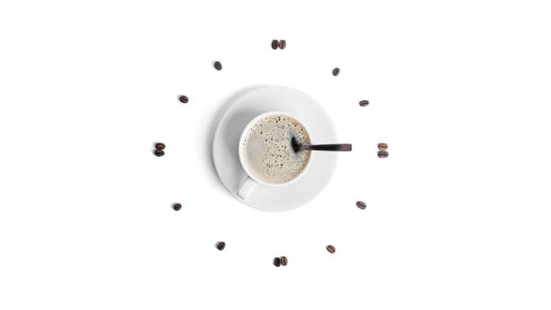 uhr weiße tasse mit kaffeebohnen isoliert auf weißem hintergrund - coffee time stock-fotos und bilder