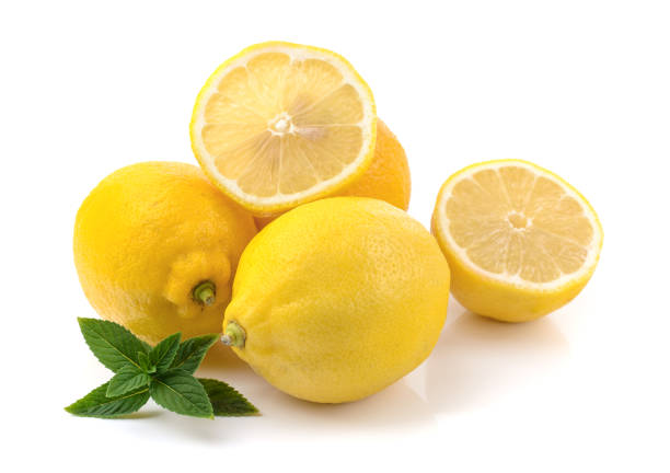 лимоны целые и нарезанные, листья мяты, крупным планом на белом фоне, текстовое пространство, горизонтальный вид - limon province стоковые фото и изображения