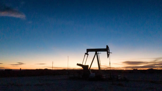 bomba jack fuera de carlsbad nuevo méxico al atardecer - oil industry industry new mexico oil drill fotografías e imágenes de stock