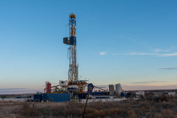 una plataforma de fracking de perforación de petróleo o gas mientras sale el sol en nuevo méxico - oil industry industry new mexico oil drill fotografías e imágenes de stock