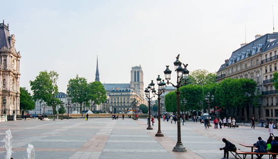 Plaza frente al Hotel de Ville con la catedral de Notre-Dame de París al fondo, París, Francia photo