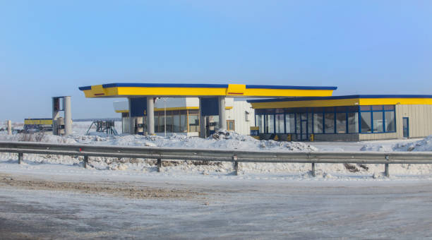 tankstelle im winter auf der autobahn - old station natural gas russia stock-fotos und bilder