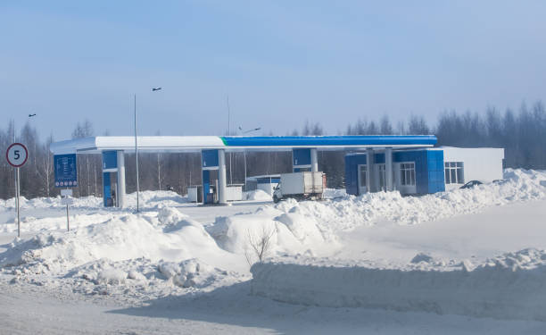 tankstelle im winter auf der autobahn - old station natural gas russia stock-fotos und bilder