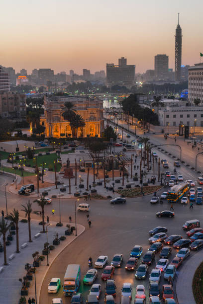 plaza tahrir en el cairo al atardecer - cairo egypt africa night fotografías e imágenes de stock