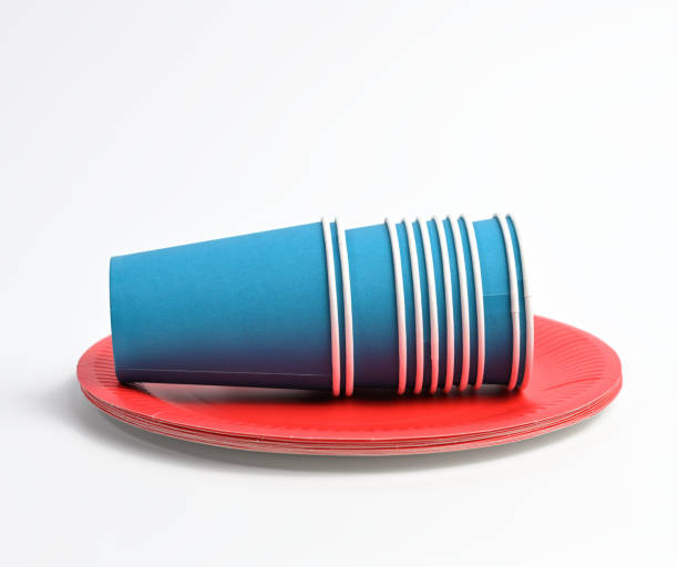 pila di tazze di carta blu e piatti rotondi rossi su sfondo bianco - disposable cup cup stack blue foto e immagini stock