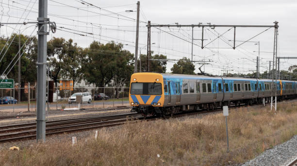 treno pendolare in avvicinamento a una stazione ferroviaria a melbourne victoria australia - train australia electric train image foto e immagini stock