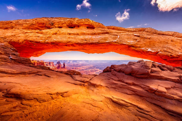 o famoso arco mesa no parque nacional arches, utah - canyonlands national park utah mesa arch natural arch - fotografias e filmes do acervo