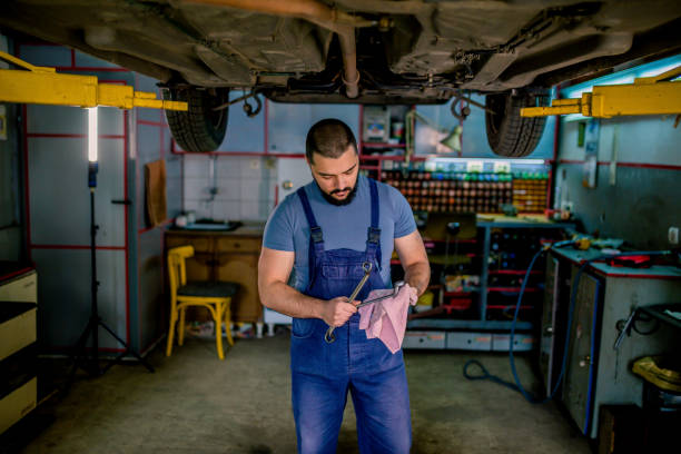 mecânico em sua oficina - auto repair shop rag wrench dirty - fotografias e filmes do acervo