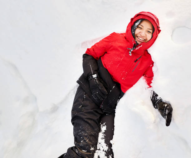dziewczyna bawiąc się w śniegu - snowshoeing snowshoe child winter zdjęcia i obrazy z banku zdjęć