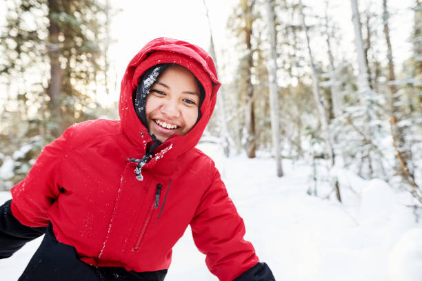 sie liebt es, im schnee zu spielen - wildnisgebiets name stock-fotos und bilder
