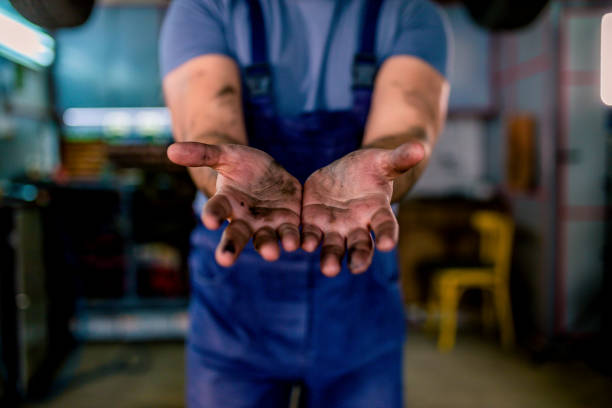 Hands of car mechanic Hands of car mechanic in auto repair service muster station stock pictures, royalty-free photos & images