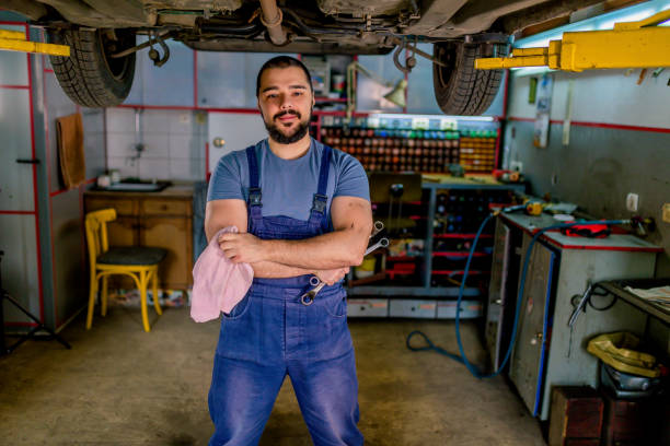 reparo preciso é sua especialidade! - auto repair shop rag wrench dirty - fotografias e filmes do acervo