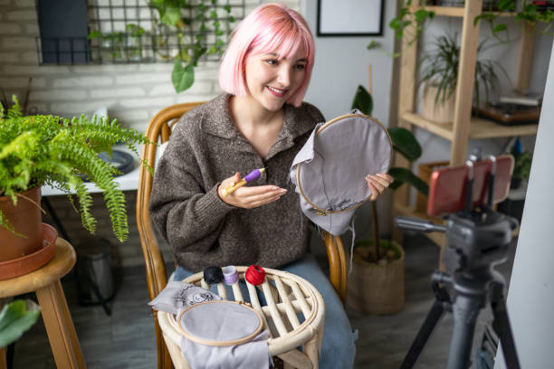 pink-haired young girl making a vlog on how to embroider - filmando com guindaste imagens e fotografias de stock