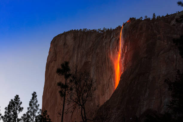 la cascada de cola de caballo en el parque nacional yosemite en california como el otoño del fuego durante el invierno - yosemite national park winter waterfall california fotografías e imágenes de stock