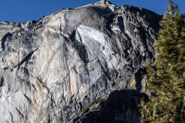 冬の間に火の秋としてカリフォルニア州ヨセミテ国立公園の馬尾の滝 - yosemite national park winter waterfall california ストックフォトと画像