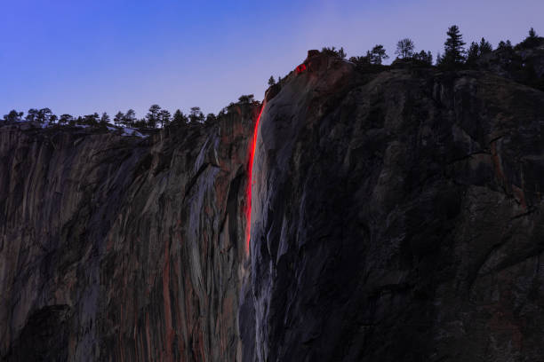 冬の間に火の秋としてカリフォルニア州ヨセミテ国立公園の馬尾の滝 - yosemite national park winter waterfall california ストックフォトと画像