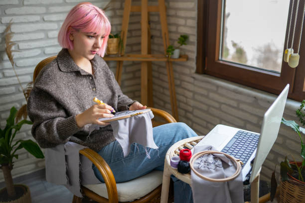 pink-haired young girl making a vlog on how to embroider - embroider imagens e fotografias de stock