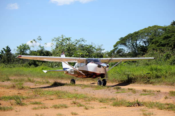 Small aircraft used to access remote areas of the Amazon region Itaituba/Pará/Brasil - 06/13/2018: Small aircraft used to access remote areas of the Amazon region for transportation of passengers and cargo. Also very used for mining areas (PT-LZZ) para ascending stock pictures, royalty-free photos & images