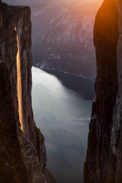 lysefjord en und wasserfall von kjeragbolten - lysefjord stock-fotos und bilder