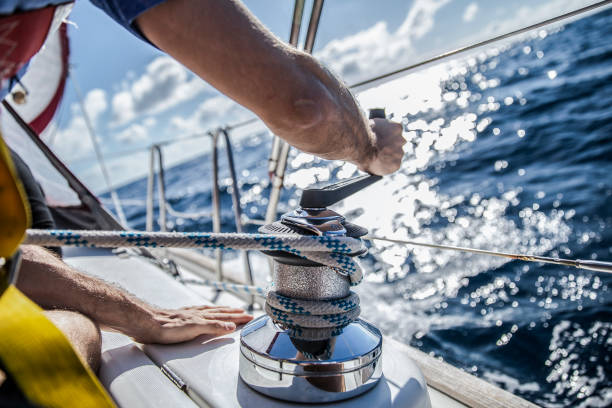 un uomo che sceglie la corda - barca a vela foto e immagini stock