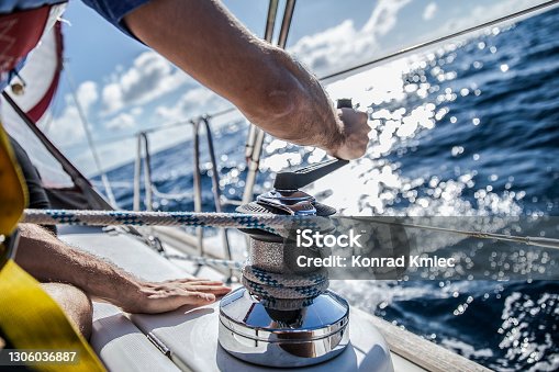 istock A men picking the rope 1306036887