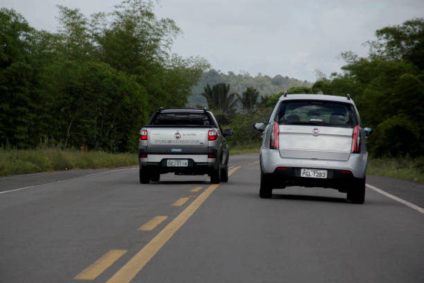 adelantar vehículo en la carretera - rebasar fotografías e imágenes de stock