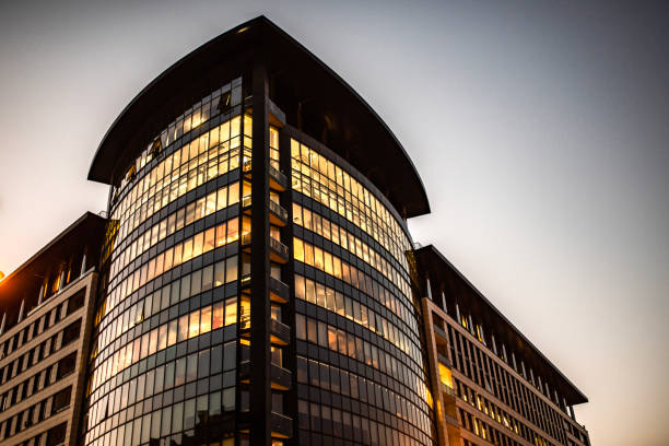 moderno edificio de oficinas. - u s bank tower fotografías e imágenes de stock